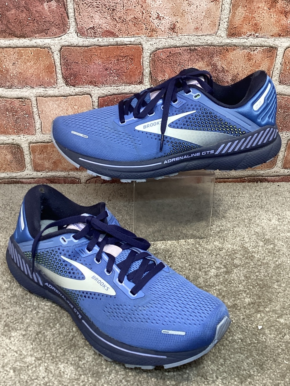 Brooks Adrenaline GTS 22 women’s stability running shoes size 9.5